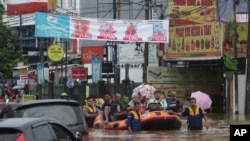 ក្រុម​ជួយ​សង្គ្រោះ​ជម្លៀស​ពលរដ្ឋ​ចេញ​ពី​ផ្ទះ​លិច​ទឹក នៅ​ជាយ​ក្រុង​ហ្សាការតា ប្រទេស​ឥណ្ឌូណេស៊ី កាលពី​ថ្ងៃទី១ ខែមករា ឆ្នាំ២០២០។