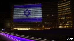 2023年10月8日，在巴勒斯坦激进组织哈马斯对以色列发动大规模突然袭击的第二天，位于布鲁塞尔贝尔莱蒙特的欧盟委员会大楼上灯光显示出以色列国旗的图形。（法新社拍摄）