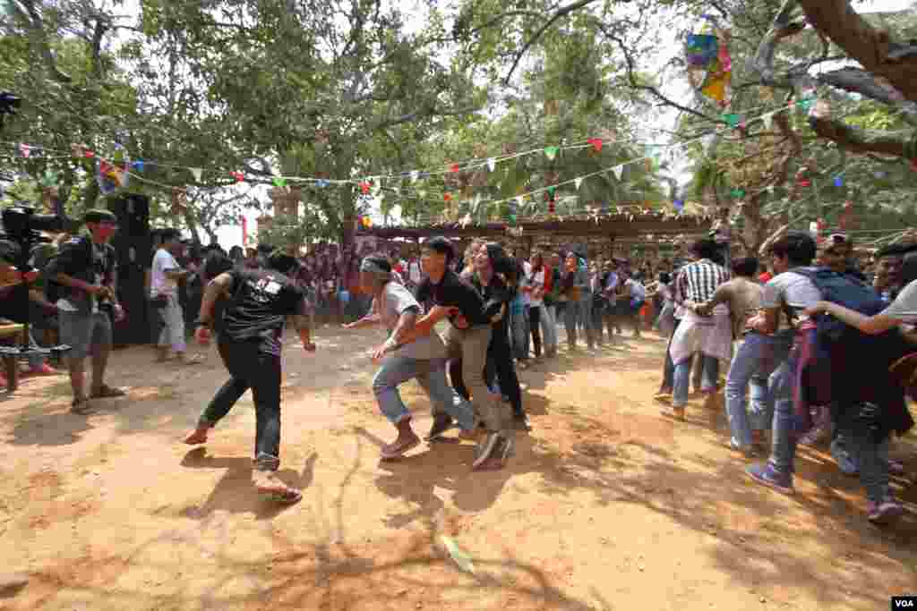 យុវជនខ្មែរមួយក្រុមលេងល្បែងចាប់កូនក្លែងក្នុងពិធីមួយដើម្បីប្រារព្ធចូលឆ្នាំខ្មែរនៅវត្តជ្រោយអំពិលខ័ណ្ឌច្បារអំពៅរាជធានីភ្នំពេញកាលពីថ្ងៃសៅរ៍ទី០៩ខែមេសានេះ។ ប្រជាជនខ្មែរប្រារព្ធពិធីបុណ្យចូលឆ្នាំខ្មែរចាប់ពី ថ្ងៃទី ១៣ដល់ទី១៦ខែមេសាឆ្នាំ២០១៦នេះ នៃ​ឆ្នាំ​វក សត្វ​ស្វា។ (ឡេង ឡែន/VOA)​