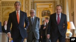 US Secretary of State John Kerry, left, walks with Russia's Foreign Minister Sergey Lavrov, right, and U.N-Arab League envoy for Syria Lakhdar Brahimi, center, before the start of their joint news at the US Ambassador's residence in Paris, France, Jan. 13, 2014.