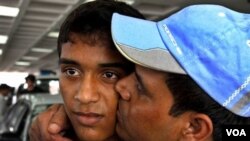 Abdur Rahman Lablu (kanan) salah seorang pekerja yang diculik selama 7 bulan di Afghanistan, mencium puteranya begitu sampai di ibukota Bangladesh, Dhaka (7/8).