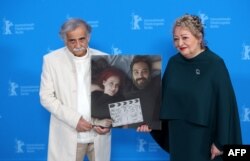 لیلی فرهادپور و اسماعیل محرابی با تصویر بهتاش صناعی‌ها و مریم مقدم