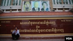 រូបឯកសារ៖ ស្រ្តី​ម្នាក់​អង្គុយ​និយាយ​ទូរស័ព្ទ​នៅ​មុខ​សាលា​ដំបូង​រាជធានី​ភ្នំពេញ កាល​ពី​ល្ងាច​ថ្ងៃសៅរ៍ ទី៣០ ខែមេសា ឆ្នាំ​​២០១៦ ក្រោយ​ពេល​ដែល​មន្ត្រី​ផ្នែក​អង្កេត​ជាន់​ខ្ពស់​របស់​សមាគម​សិទ្ធិ​​មនុស្ស​អាដហុក​ចំនួន​បួន​រូប និង​អគ្គ​លេខា​ធិការ គ.ជ.ប. នី ចរិយា ត្រូវ​បាន​អង្គភាព​ប្រឆាំង​អំពើ​ពុក​រលួយ​បញ្ជូន​មក​បង្ហាញ​ខ្លួន​នៅ​ចំពោះ​មុខ​តំណាង​អយ្យការ។