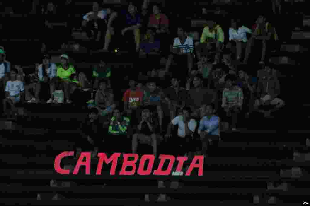 ការ​ប្រកួត​បាល់​ទាត់​ពាន​រង្វាន់​យុវជន​អាស៊ាន​ក្រោម​អាយុ​១៦​ រវាងក្រុមជម្រើសជាតិកម្ពុជា និង អូស្រ្តាលី កាលពីថ្ងៃទី៣០ ខែកក្កដា ឆ្នាំ២០១៥ នៅពហុកីឡាដ្ឋានជាតិអូឡាំពិក។ កម្ពុជាបានចាញ់អូស្រ្តាលី ក្នុង​លទ្ធផល​០​ទល់​នឹង​៤​។ (ប៉ាង ចំណាន/VOA)