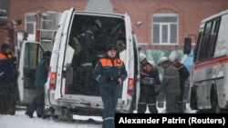 Pakar ikut serta dalam operasi penyelamatan menyusul kebakaran di tambang batu bara Listvyazhnaya di wilayah Kemerovo, Rusia, 25 November 2021. (Foto: REUTERS/Alexander Patrin)