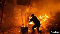 Orang membakar dupa dan berdoa untuk keberuntungan di Kuil Budha Raksasa saat mereka merayakan Tahun Baru Imlek Imlek, di Chongqing, China, 15 Februari 2018. 