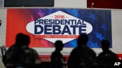 ប៉ូលិស​យាម​កាម​នៅ​កន្លែង​ជជែក​ដេញ​ដោល​គ្នា​លើក​ទី​បី និង​ជាលើក​ចុងក្រោយ​រវាង​លោក​ Donald Trump និង​លោក​ស្រី Hillary Clinton នៅ Las Vegas។