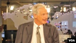 로버트 갈루치 전 미 국무부 북 핵 특사가 지난 11일 VOA 좌담회에서 미국의 대북 정책에 관해 말하고 있다.