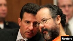 Ariel Castro (kanan), mendengarkan keterangan dari pengacaranya Craig Weintraub saat menjalani sidang di Cleveland, Ohio, 1 Agustus 2013. (Foto: dok). Ariel Castro ditemukan tewas di sel penjaranya, Selasa (3/9).