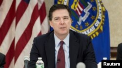លោក​ James Comey នាយក​ទីភ្នាក់ងារ​ប៉ូលិស​ FBI ថ្លែង​កំឡុង​សន្និសីទ​កាសែត​មួយ​អំពី​ការ​ចេញ​ផ្សាយ​របាយការណ៍​ស្តី​ពី​ការ​វាយប្រហារ​ថ្ងៃទី១១ ខែកញ្ញា។ សន្និសីទ​កាសែត​នេះ​ធ្វើ​ឡើង​នៅ​ក្នុង​រដ្ឋធានី​វ៉ាស៊ីនតោន កាលពី​ថ្ងៃទី​២៥ ខែ​មិនា ឆ្នាំ២០១៥។