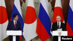 아베 신조 일보 총리(왼쪽)와 블라디미르 푸틴 러시아 대통령이 27일 모스크바 크렘린 궁에서 정상회담을 가진 후 공동 기자회견을 열었다.