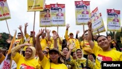 Para pendukung putri mantan presiden Soeharto, Siti Hediati Suharto, dalam kampanye Golkar di Sleman, Jawa Tengah (29/3). (Reuters/Dwi Oblo)