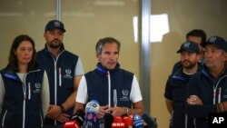 라파엘 그로시(가운데) 국제원자력기구(IAEA) 사무총장이 지난해 9월 우크라이나 자포리자 원자력발전소 현장 조사를 마친 뒤 오스트리아 빈 공항에서 기자회견하고 있다. (자료사진)