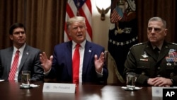 2019年，特朗普总统和前国防部长埃斯珀（左）以及美军参谋长联席会议主席米利在白宫的一个记者会上。