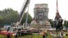 Crews remove a statue of Confederate General Robert E. Lee in Richmond, Virginia, September 8, 2021. (Steve Helber/Pool via REUTERS)