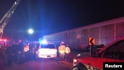 紧急救援人员在南卡罗莱纳州的火车车祸现场实施救援工作。（2018年2月4日）