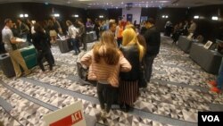 Predstavljanje 16 američkih koledža i univerziteta na Sajmu obrazovanja u Srbiji, koji su organizovali Međunarodni akademski centar i Edjukejšn USA uz podršku Ambasade SAD u Beogradu u hotelu Metropol Palas u Beogradu, 3. aprila 2019. (VOA)