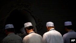 Warga Muslim Hui, kelompok etnis minoritas Muslim di China, sholat berjamaah di Masjid Niujie, Beijing, 18 Juli 2015. (Foto: dok). 