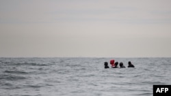 Migranti u čamcu plove preko nemirnih voda Engleskog kanala, pored severne Francuske, u pokušaju da se dokopaju obala Britanije. (Fotografija godine 2020, AFP)