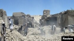 Dân Afghanistan tìm kiếm thi thể của nạn nhân thiệt mạng trong cuộc không kích của NATO ở tỉnh Logar, ngày 6/6/2012