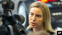 22일 유럽연합 외무장관 회의 참석차 룩셈부르크에 도착한 페데리카 모게리니 유럽연합 외교안보 고위대표가 기자들의 질문에 답하고 있다.