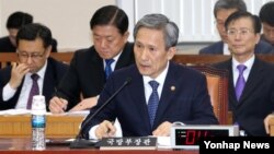 한국의 김관진 국방부 장관이 5일 국회에서 열린 국방위원회 전체회의에서 최근 방사포와 단거리 미사일을 발사한 북한의 군사 동향과 관련해 의원의 질의에 답하고 있다.