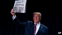 2020年2月6日特朗普总统全国祈祷早餐会展示“无罪”字样的《今日美国》报
