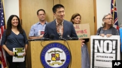 ARSIP – Jaksa Agung Douglas Chin berbicara di konferensi pers tentang larangan perjalanan Presiden Donald Trump di Honolulu (foto: AP Photo/Caleb Jones, Arsip)