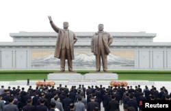 북한 평양에 있는 김일성, 김정일 전 북한 지도자 동상에 헌화하는 북한 시민들.