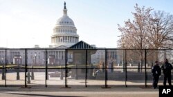 Kapitoli shfaqet tashmë i rrethuar nga një gardh mbrojtës