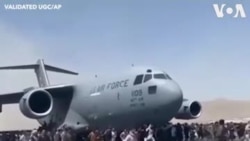ชาวอัฟกันล้อมเครื่องบินทหารอเมริกันที่สนามบินกรุงคาบูล
