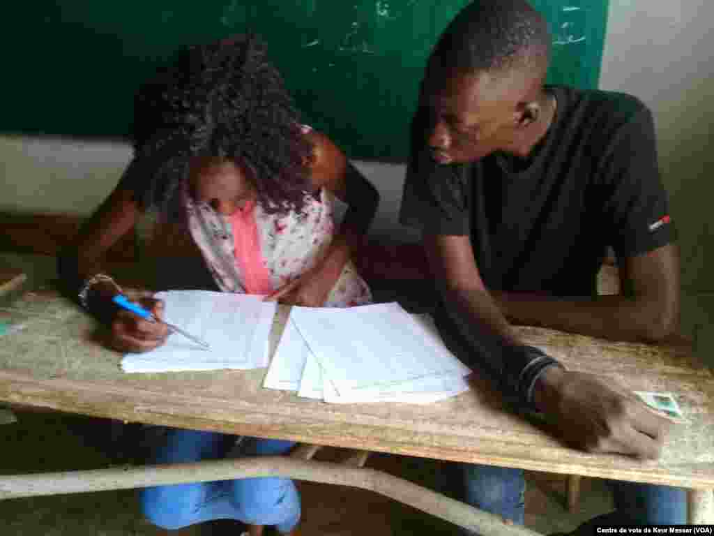 Début du vote dans le département de Pikine, l'une des plus grandes circonscriptions électorales après le département de Dakar, le 30 juillet 2017. (VOA/Centre de vote de Keur Massar)