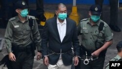 រូបឯកសារ៖ លោក Jimmy Lai ត្រូវបាន​ប៉ូលិស​នាំខ្លួន​ចូល​តុលាការ​ កាលពីថ្ងៃទី១២ ខែធ្នូ ឆ្នាំ២០២០។