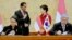 Presiden Joko Widodo dan Presiden Republik Korea Park Geun-hye menyaksikan penandatangaan kerjasama menteri luar negeri kedua negara di Seoul (16/5). (Foto: Biro Pers Kepresidenan)
