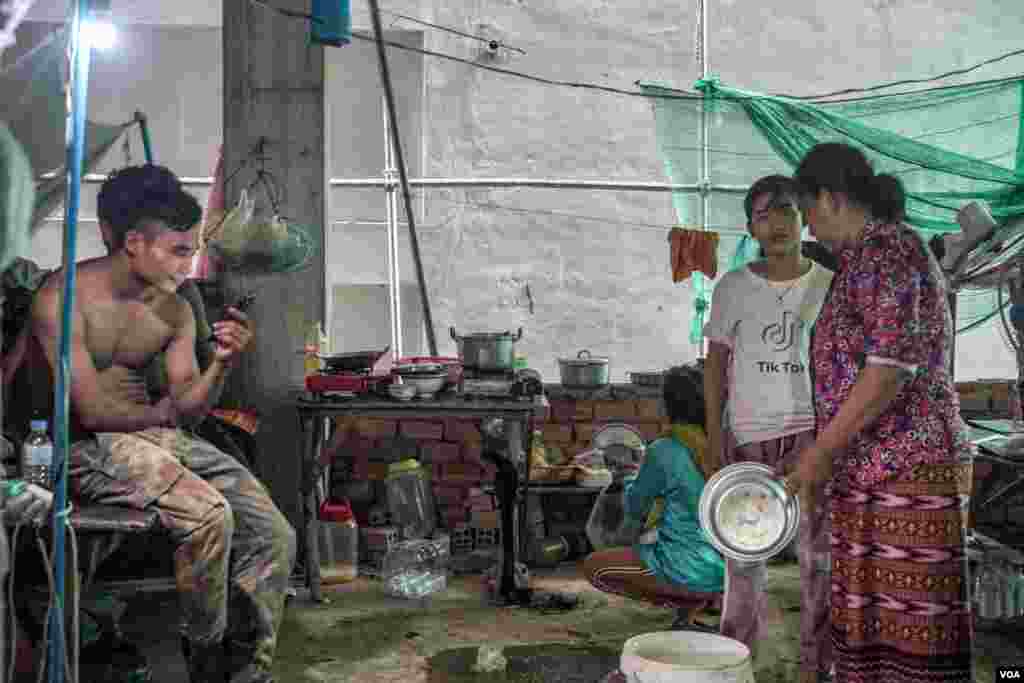 ទីតាំង​ដែល​ក្រុមកម្មកររបស់លោក​ គឹម សារេត ស្នាក់នៅជុំគ្នា​ មានជា​ក្រុម​គ្រួសារផង​​។ ពួកគេកំពុង​ធ្វើ​ការ​ និងស្នាក់នៅ​ក្នុងអគារ​សំណង់ខុនដូ ដែល​ពុំទាន់សង់​រួចរាល់មួយ​កន្លែងនៅក្រុងព្រះសីហនុ, នៅថ្ងៃទី ២៥ ខែមិថុនា​ ឆ្នាំ២០១៩។​ (ខាន់ សុគុំមនោ​/VOA)