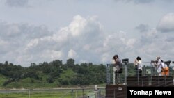 한국 박근혜 대통령이 광복절 경축사에서 북한에 비무장지대(DMZ) 세계평화공원 조성을 정식 제의한 가운데, 16일 경기도 파주시 임진각에서 평화공원 후보지 가운데 한 곳인 장단반도 일대가 보이고 있다. 