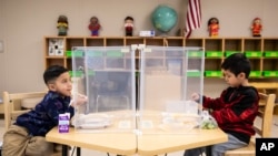 ARHIVA - Đaci u školi u Čikagu, 11. januara 2021. (Foto: AP/Ashlee Rezin Garcia-Chicago Sun-Times/Pool)