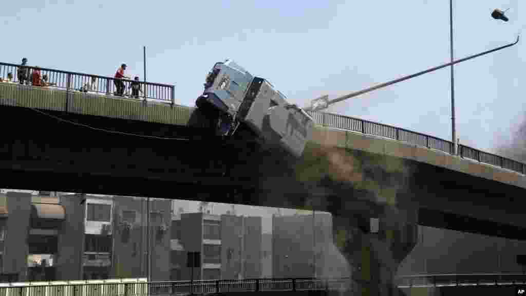 Rahotanni sun ce an ajiye gawarwaki 43 a wurin ajiye gawa da ma&#39;aikatan kiwon lafiya suka gina cikin gaggawa tare da asibitin tafi da gidanka na kula da daruruwan mutane da suka jikata.