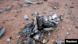 Des débris du vol Air Algérie AH5017 près de la ville malienne Gossi, le 24 juillet 2014. (REUTERS/Burkina Faso Military/Handout)