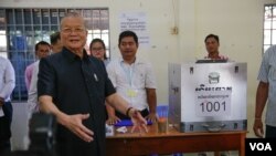 រូបឯកសារ៖ ប្រធាន​គណៈ​កម្មាធិការ​ជាតិ​រៀប​ចំ​ការ​បោះ​ឆ្នោត ​លោក ​ស៊ិក ​ប៊ុនហុក ​បង្ហាញ​ហិប​ឆ្នោត​ដែល​ជា​ជំនួយ​របស់​រដ្ឋា​ភិបាល​​ជប៉ុន​ដល់​ក្រុម​អ្នក​សារ​ព័ត៌មាន ​ក្នុង​ការិយាល័យ​បោះ​ឆ្នោត​ព្រឹទ្ធ​សភា​មួយ​នៅ​ភ្នំពេញ ​កាល​ពី​ថ្ងៃទី២៥ ​ខែកុម្ភៈ ​ឆ្នាំ២០១៨។ ​(អូន ឆេងប៉រ/VOA)