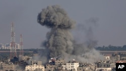 Asap mengepul pasca serangan udara Israel terhadap sebuah bangunan apartemen di Gaza, Minggu, 7 Agustus 2022. (Foto: AP)