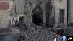 Des policiers égyptiens sur les lieux de l'attentat, Caire, 11 juillet 2015.