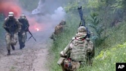 21일 세르비아와 러시아 방위군이 베오그라드 인근에서 연합 훈련을 하고 있다. 