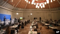 Bjoern Gercke (kiri) pengacara yang diberi amanat oleh Gereja Katolik Jerman, memberikan keterangan dalam konferensi pers terkait laporan pelecehan oleh para pastor dan pejabat gereja lainnya di Cologne, Jerman, Kamis, 18 Maret 2021.
