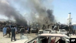 Pasukan keamanan meninjau lokasi serangan bom bunuh diri di dekat sebuah pasar yang ramai di distrik Urgun provinsi Paktika, Selasa (15/7).