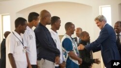 លោក​រដ្ឋមន្រ្តី​ការបរទេស​ស.រ.អា.​ John Kerry​ បាន​ជួប​នឹង​ក្រុម​យុវជន​នៅ​ឯ​វិហារ​ឥស្លាម​ Salmanក្នុង​ប្រទេស​ Dijbouti។