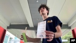 ตัวอย่างคนรุ่นใหม่ในฟลอริดาที่รณรงค์ให้ประชาชนรับรู้ถึงประเด็นสำคัญในการเลือกตั้งประธานาธิบดีสหรัฐฯ ปีนี้