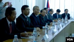 សមាជិក​គណៈកម្មាធិការ​ជាតិ​រៀបចំ​ការ​បោះឆ្នោត​ជួយ​ជាមួយ​មន្ត្រី​ទូត​របស់​សហគមន៍​អឺរ៉ុប​និង​ជប៉ុន​កាល​ពី​ថ្ងៃ​ទី​២៤ ខែ​មេសា ឆ្នាំ​២០១៥​ កន្លង​ទៅ​នេះ។ (នៅ វណ្ណារិន/VOA)