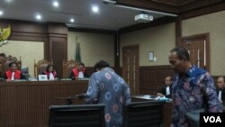 Kasus dugaan korupsi proyek kartu tanda penduduk berbasis elektronik atau e-KTP digelar di Pengadilan Tindak Pidana Korupsi, Kamis (9/3). (VOA/Fathiyah Wardah)