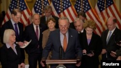 چاک شومر در میان همکاران خود در سنا از طرح دوحزبی رقابت آمریکا با چین سخن گفت. چهارشنبه سوم ماه مه.